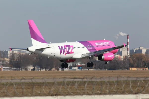 Aviones Wizz Air Airbus A320 sobre el fondo azul del cielo — Foto de Stock