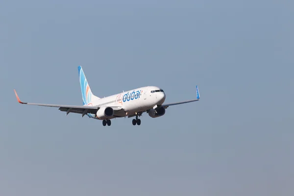 Flydubai boeing 737-800 uçağı mavi gökyüzü arka plan üzerinde — Stok fotoğraf