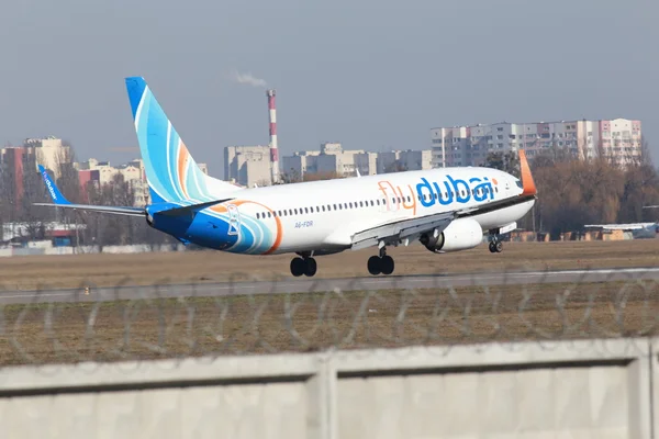 flydubai boeing 737-800 uçağı piste iniş