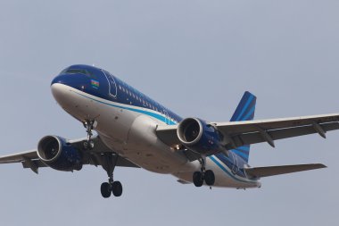Azerbaycan Hava Yolları'nın airbus a319-100 uçak mavi gökyüzü arka plan üzerinde