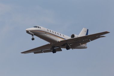 Cessna 680 iş uçak mavi gökyüzü arka plan üzerinde