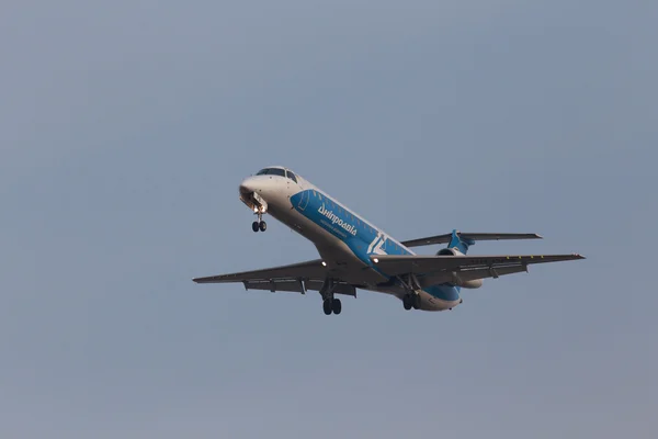 Dniproavia luchtvaartmaatschappijen embraer erj-145lr vliegtuigen op de blauwe hemelachtergrond — Stockfoto