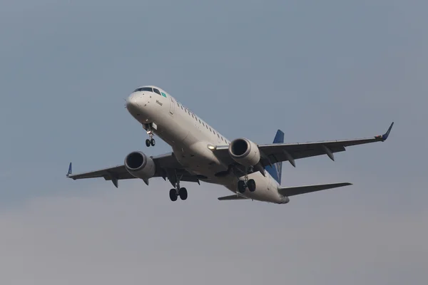 Air Astana Airlines Embraer 190 aeronaves no fundo do céu azul — Fotografia de Stock