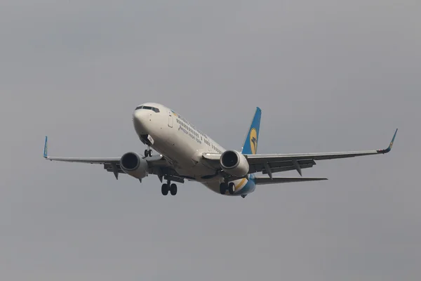 Міжнародні авіалінії України boeing 737-800 літаків — стокове фото