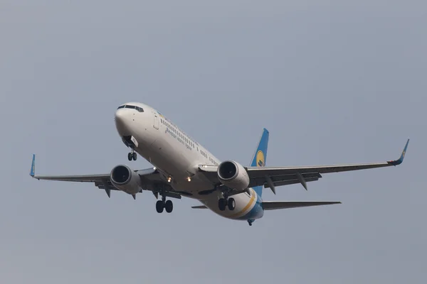 Міжнародні авіалінії України boeing 737-900er літаків на фоні синього неба — стокове фото