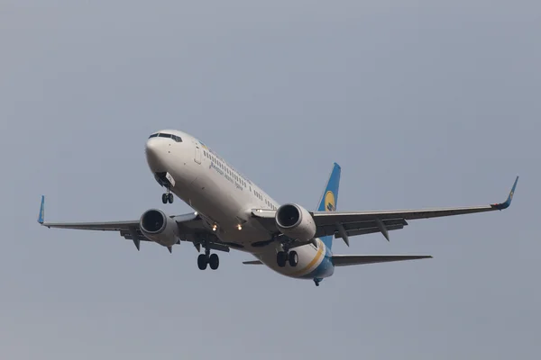 Aviones Boeing 737-900ER de Ukraine International Airlines sobre el fondo azul del cielo — Foto de Stock