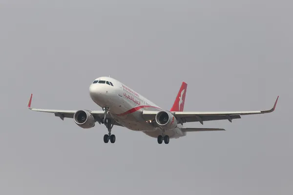 Air arabia samolotów airbus a320-214, sześciotysięczny a320, airbus rodziny na tle błękitnego nieba — Zdjęcie stockowe