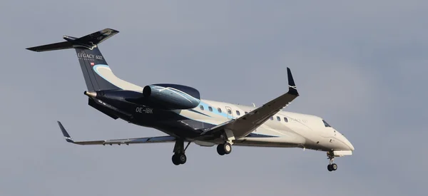 Embraer EMB-135BJ Legacy 600 aeronaves de negócios no fundo do céu azul — Fotografia de Stock