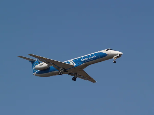 Dniproavia Airlines Embraer ERJ-145EU vliegtuigen op de blauwe lucht achtergrond — Stockfoto