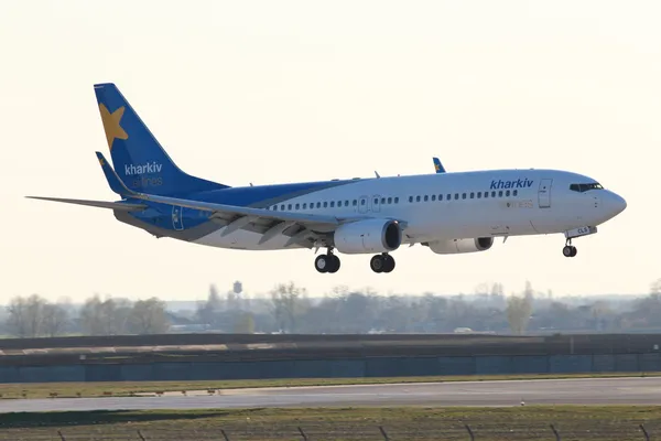 Landing Kharkiv Airlines Boeing 737-800 aircraft — Stock Photo, Image