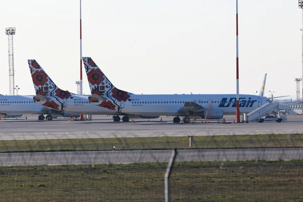 utair Ukrayna Havayolları Boeing 737-800 uçağı Park üzerinde yer alan.