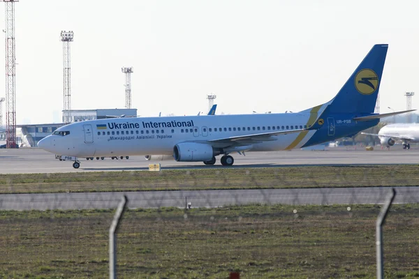 Ukraine International Airlines Boeing 737-800 aircraft running to the parking — Stock Photo, Image