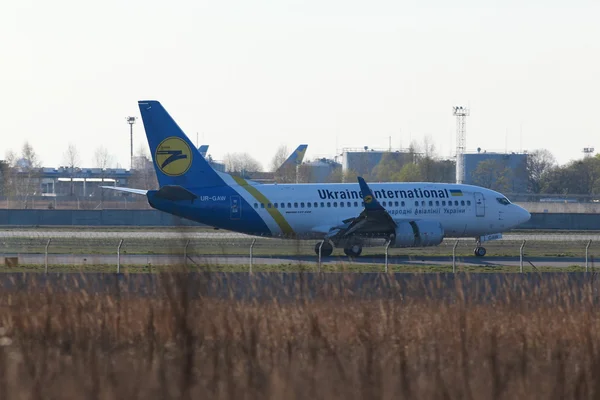 Ukraine International Airlines Boeing 737-500 aeronaves na pista — Fotografia de Stock