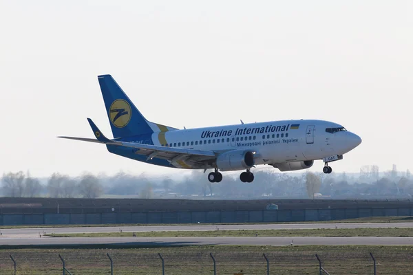 Landing Ukraine International Airlines Boeing 737-500 aircraft — Stock Photo, Image