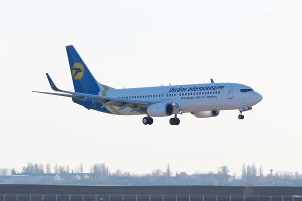 Aterragem Ucrânia International Airlines Boeing 737-800 aeronaves — Fotografia de Stock