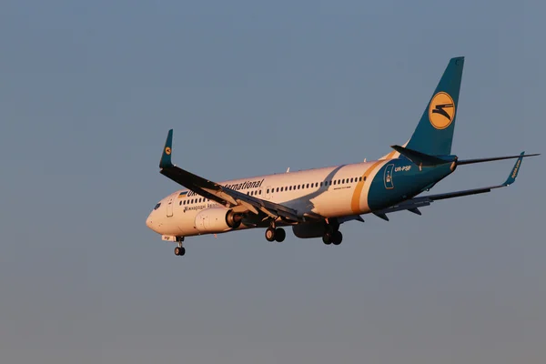 Ukraine International Airlines Boeing 737-800 aerei ai raggi del tramonto — Foto Stock