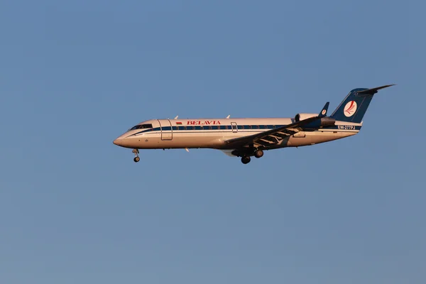 Belavia Canadair CL-600-2B19 Regional Jet CRJ-200ER velivolo nei raggi del tramonto — Foto Stock