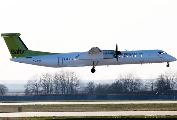 Landing airBaltic De Havilland Canada DHC-8-402Q Dash 8 aircraft — Stock Photo, Image