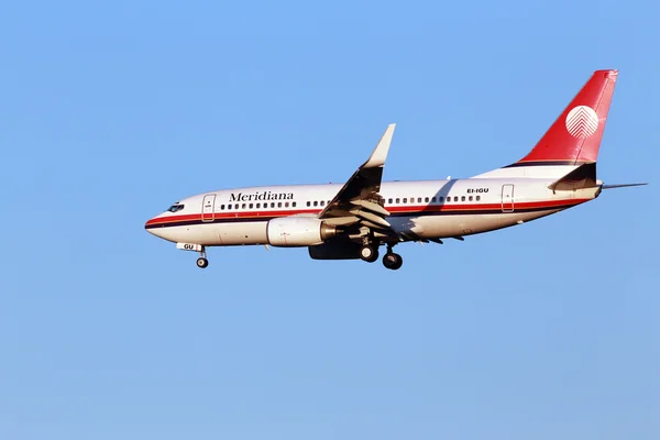 Самолеты Meridiana Boeing 737-700 на фоне голубого неба — стоковое фото