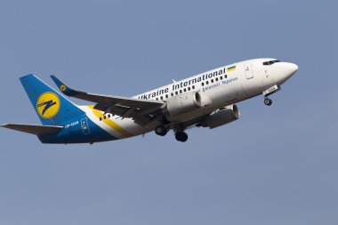 Ukrayna Uluslararası Havayolları boeing 737-500 uçak mavi gökyüzü arka plan üzerinde
