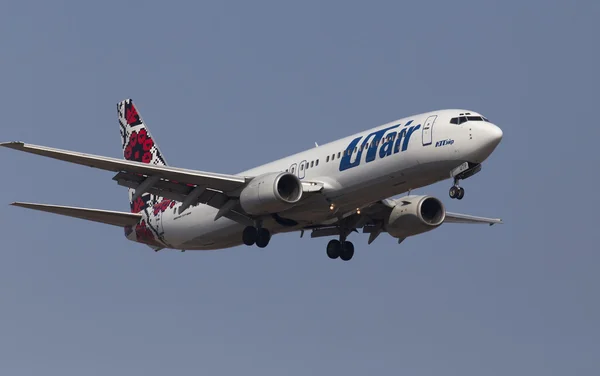 UTAIR-UKRAINE AIRLINES Avion Boeing 737-800 sur fond de ciel bleu — Photo