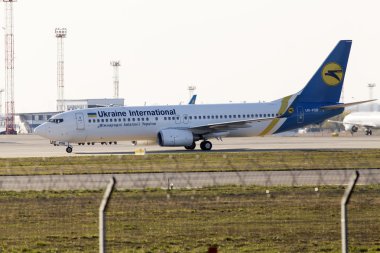 Ukrayna Uluslararası Havayolları boeing 737-800 uçağı Park için çalışan