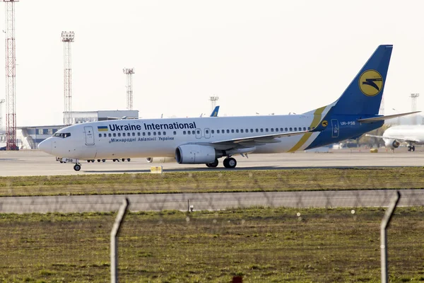 乌克兰国际航空公司波音 737-800 飞机跑到停车场 免版税图库图片