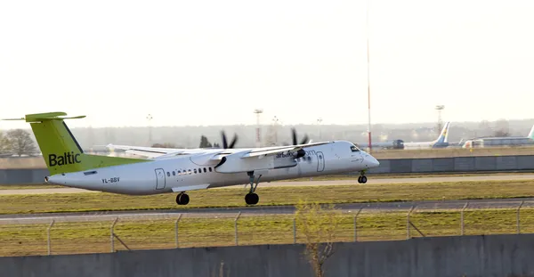 Přistání airbaltic de havilland canada dhc-8-402q dash 8 letadel — Stock fotografie