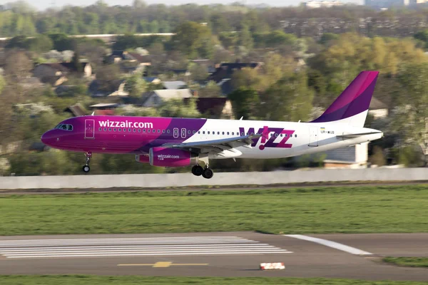 Wizz air Airbusa a320 samoloty lądujące na pasie startowym — Zdjęcie stockowe