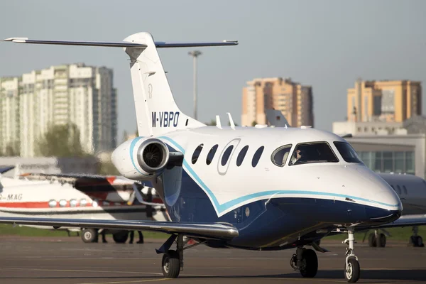 Raytheon 390 Premier 1A business aircraft running to the parking — Stock Photo, Image