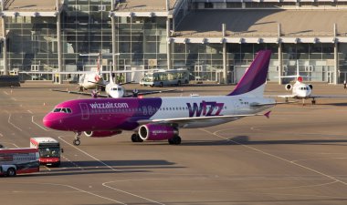 wizz air airbus a320 uçağı Park için çalışan