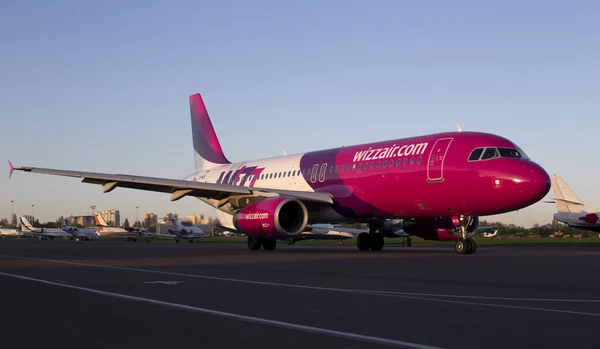 A Wizz air airbus A320 típusú repülőgéppel fut a kifutón — Stock Fotó