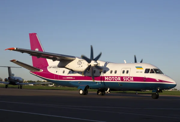 Motor Sich Airlines An-140 aircraft running on the runway — Stock Photo, Image