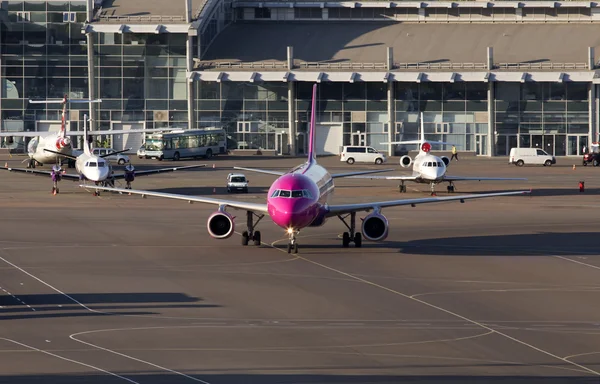 Aerei Wizz Air Airbus A320 in corsa per il parcheggio — Foto Stock