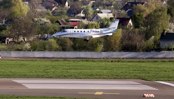 セスナ 560xls 引用 excel ビジネス航空機の滑走路に着陸 — ストック写真