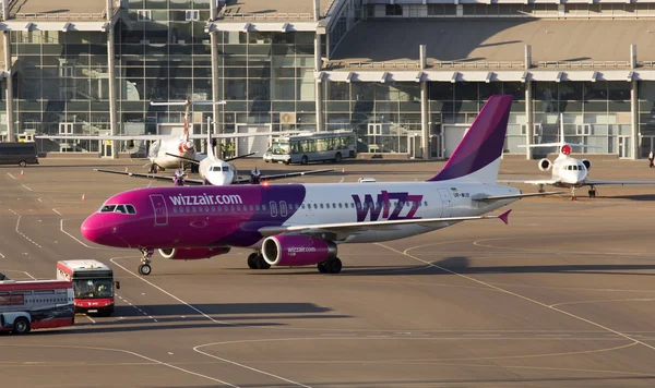 Wizz powietrza Airbusa a320 samolot działa na parking — Zdjęcie stockowe