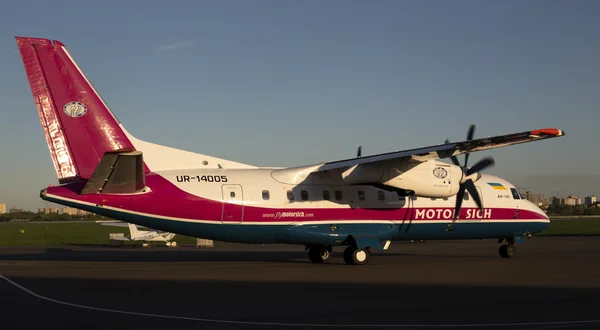 Motor Sich Airlines An-140 aircraft running on the runway — Stock Photo, Image