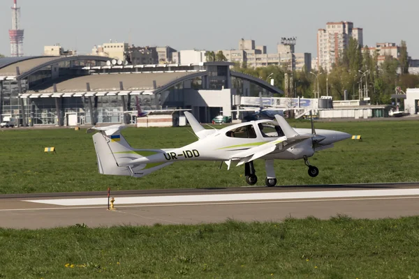 Diamond da42 twin star obchodních letadel přistání na dráze — Stock fotografie