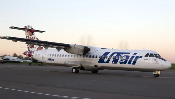 Utair-Ukraine Airlines ATR-72 aircraft runnig on the runway — Stock Photo, Image