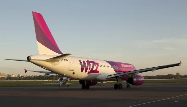 A Wizz air airbus A320 típusú repülőgéppel fut a kifutón — Stock Fotó