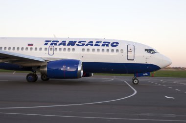 transaero airlines boeing 737 uçağı piste çalışan
