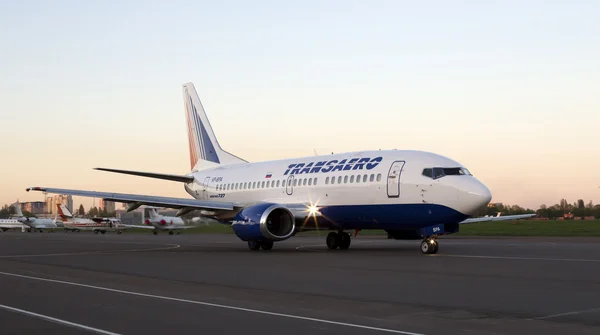 transaero airlines boeing 737 uçağı piste çalışan