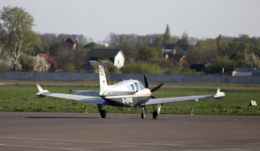beechcraft a36 bonanza iş uçak pist üzerinde çalışan