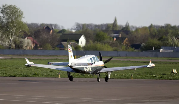 Beechcraft a36 bonanza obchodní letadlo na dráze — Stock fotografie