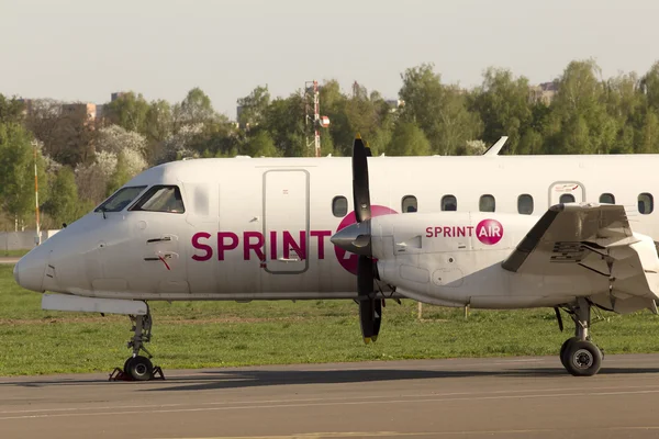 駐車場ゾーン内に位置する sprintair saab 340 の航空機 — ストック写真
