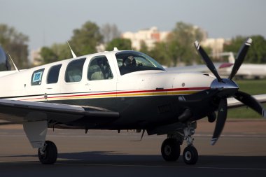 beechcraft a36 bonanza iş uçak pist üzerinde çalışan