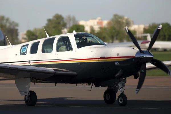 Beechcraft A36 Bonanza Aeronaves comerciais em execução na pista — Fotografia de Stock