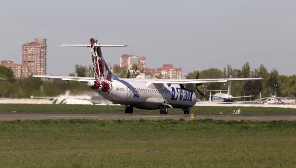 Utair-Ukraine Airlines ATR-72 aircraft landing on the runway — Stock Photo, Image