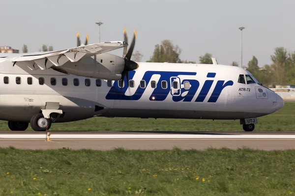 Utair-Ukraine Airlines ATR-72 aircraft landing on the runway — Stock Photo, Image