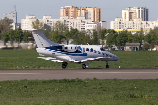 สายการบิน AeroJet โอบกอด EMB-500 Phenom 100 เครื่องบินธุรกิจ — ภาพถ่ายสต็อก